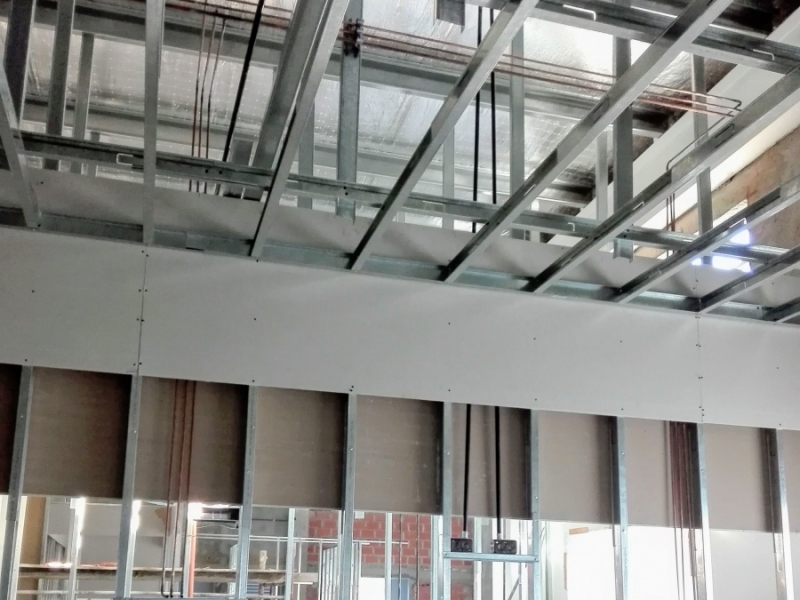 Proceso de realización de bajadas para la alimentación de paneles de cabecera en Habitaciones.